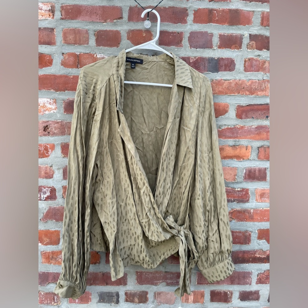 Banana Republic NWT green blouse wrap around with Cheetah marks